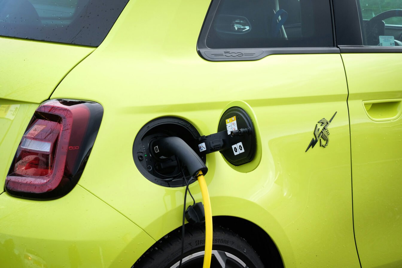 voiture-electrique-recharge-chargeur-1344x896.jpg