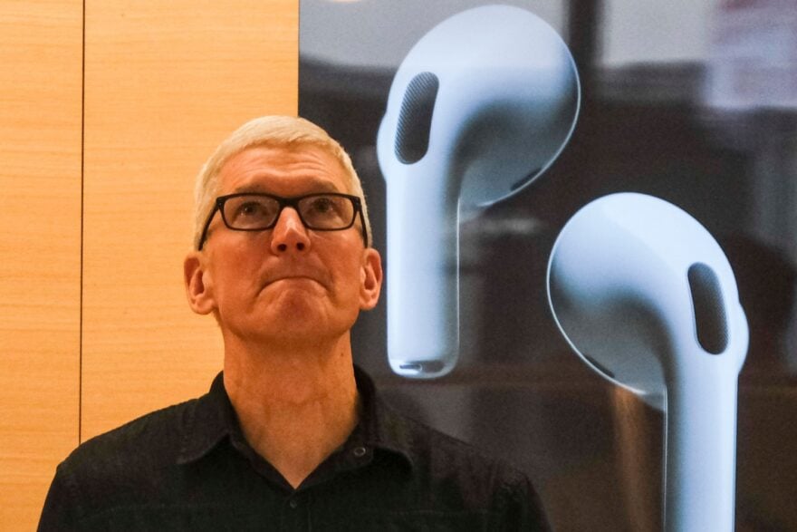 Tim-Cook-Airpods-880x587.jpg